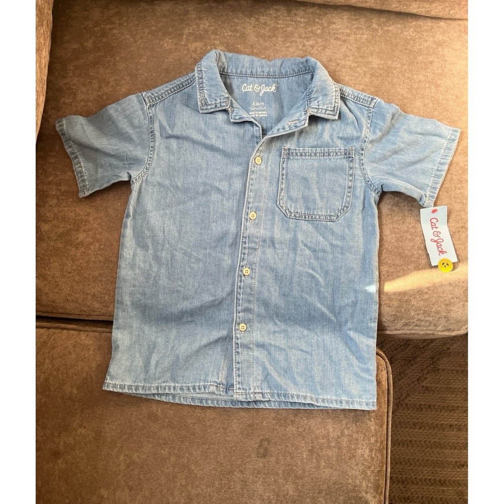 Cat & Jack Boys Light Wash Denim Short Sleeve Button Down Shirt Size S 6/7 NWT